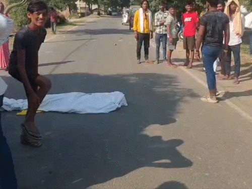 भागलपुर में सड़क हादसे में छात्र समेत 2 की मौत:शादी की शॉपिंग के लिए जा रहा था परिवार, हाईवा ने टोटो में मारी टक्कर; सड़क जाम