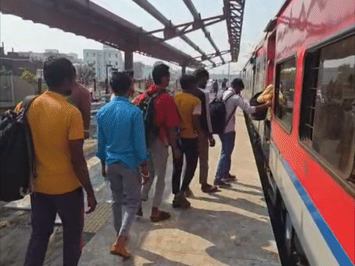 गुजरात में गांव चलो आंदोलन-बिहार लौट रहे 10 लाख मजदूर:सूरत रेलवे स्टेशन पर लंबी लाइन, लोग बोले-छुट्टी मांगी तो सेठ ने निकाला, अब वहां नहीं जाएंगे