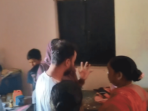 कोडरमा में घर से डेढ़ लाख के जेवर-नकदी चोरी:मक्का मस्जिद के पास वारदात, छत पर फेंका मिला बैग; CCTV खंगाल रही पुलिस