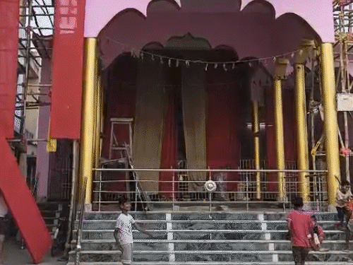 तांत्रिक विधि से पूजा और बलि की परंपरा:खोईंछा भरने के बाद ही दूसरे पंडलों में जाते हैं भक्त, 400 साल पुराना है बहादुरपुर का दुर्गा स्थान
