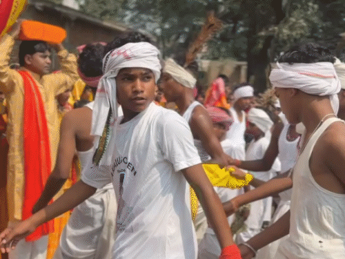 पाकुड़ तारापुर की कलश यात्रा में दिखी आदिवासी संस्कृति:ढोल-नगाड़ों और दशांय-दोन बाजा की धुन पर निकली शोभायात्रा