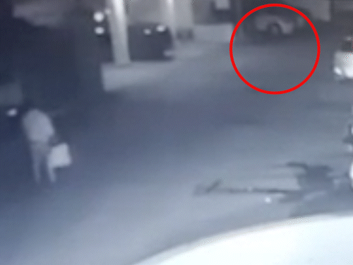 गर्लफ्रेंड के फ्लैट से करोड़पति के गिरने का CCTV:झोला लेकर जा रहा व्यक्ति रुक गया, लोग मदद के लिए दौड़े