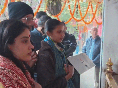 नवरात्री के पहले दिन नैना देवी मंदिर पहुंचीं जाह्नवी कपूर:रिया चक्रवर्ती के साथ नैनीताल में कर रहीं शूटिंग; बारिश के बीच रोमांटिक सॉन्ग शूट किया