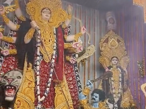 दुर्गा पूजा की धूम, भूतों की झांकी बनी आकर्षण:सुरतीहट्टा में आदियोगी के साथ पीपल पर लटकते भूत देख रहे लोग