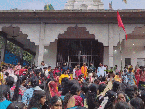गोड्‌डा पथरगामा में 1500 कन्याओं ने निकाली कलश यात्रा:सुंदर नदी से जल लेकर बड़ी दुर्गा मंदिर पहुंचीं कन्याएं