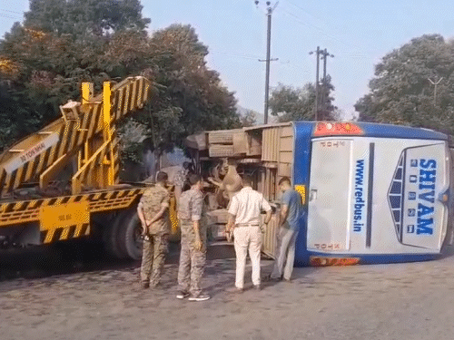 सरायकेला NH-33 पर यात्री बस पलटी, 20 से अधिक घायल:कोलकाता से रांची जा रही बस, ग्रामीणों की मदद से यात्रियों को निकाला, अस्पताल भेजे गए
