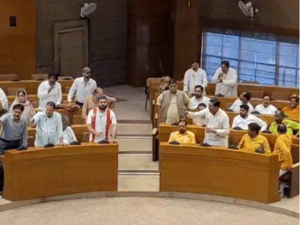 भोपाल निगम परिषद की मीटिंग आज…हंगामे के आसार:पुराने एजेंडे पर चर्चा होगी; वैध-अवैध होर्डिंग्स जैसे मुद्दों पर सवाल पूछेंगे पार्षद