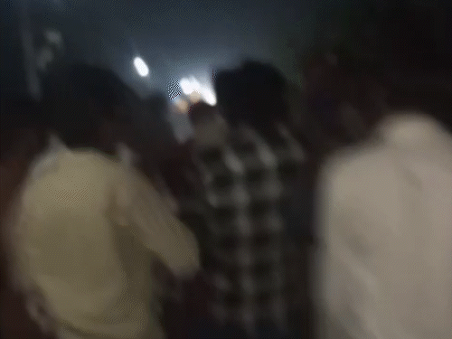 सीवान में बम-पटाखे नष्ट करने के दौरान तेज धमाका:लोग बोले-धुएं से सांस लेने में परेशानी,कई घरों के शीशे टूटे; पुलिसकर्मियों को बनाया बंधक