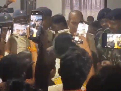 सीवान-बम-पटाखे डिस्पोजल करने के दौरान तेज ब्लास्ट:ग्रामीणों ने पुलिसकर्मियों को बंधक बनाया, SDPO-थाना प्रभारी को घेरा; विस्फोट से अफरातफरी