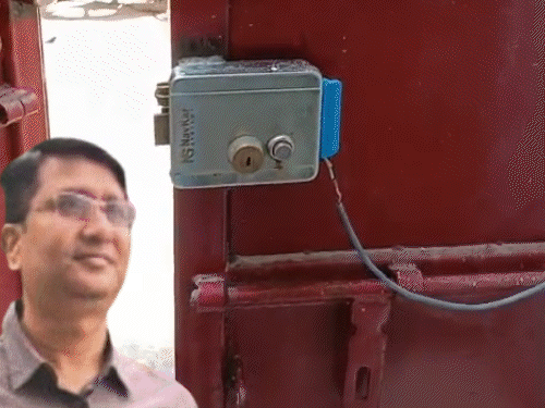 छत से नोटों से भरा बैग-मोबाइल फेंका:परिवहन विभाग का ESI महंगी घड़ियों का शौकीन; रेड में नोएड में फ्लैट, 15 बैंक खाते मिले