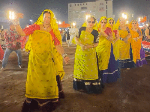 गरबा REELS:घाघरा-चोली पहनकर पहुंची युवतियां, काले चश्मे में अलग ही आई नजर