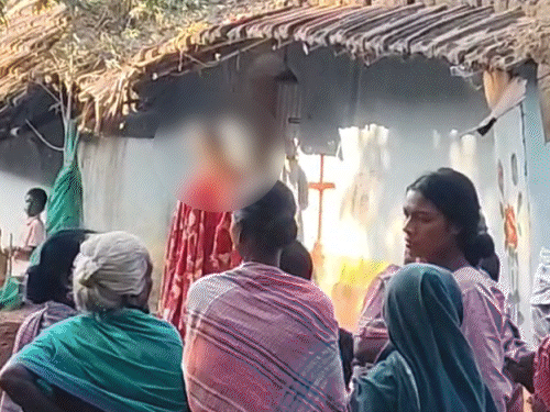 पाकुड़ में प्रेम प्रसंग के चलते युवक ने की आत्महत्या:घर के दरवाजे पर झूलती मिली बॉडी, पहली पत्नी की दूसरी शादी के बाद था परेशान