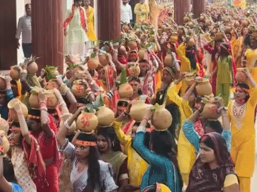 गिरिडीह के पंचम्बा में 1821 कलशों की शोभायात्रा:शारदीय नवरात्र का आगाज, 6 हजार श्रद्धालु हुए शामिल, 1880 से जुड़ा है मंदिर का इतिहास