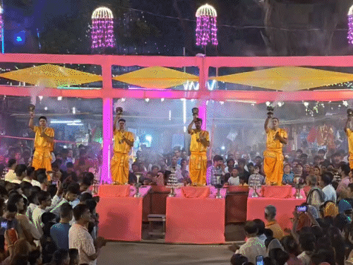 बेगूसराय के 300 मंदिरों में उमड़े भक्त:वाराणसी से आचार्यों की विशेष टोली पहुंची, नवरात्र की पहली शाम भव्य आरती हुई