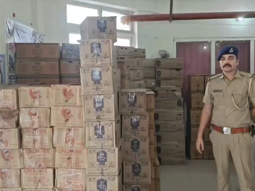 मुजफ्फरपुर में 70 लाख से अधिक की शराब जब्त:ट्रक से पिकअप में लोडकर खपाने की थी तैयारी; छापेमारी में 768 कार्टन बरामद