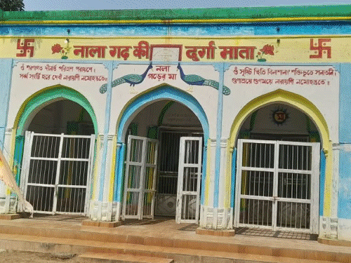 जामताड़ा में महाष्टमी पर दंडवत करते मंदिर पहुंचे श्रद्धालु:नारायणपुर के गढ़ दुर्गा मंदिर में सुबह 5 बजे से लगी भीड़, 56 प्रकार के भोग चढ़ाए गए