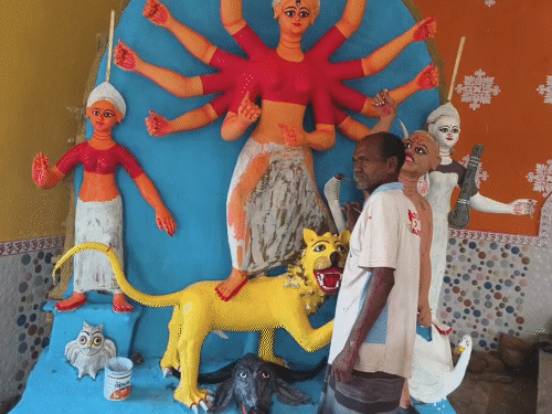 लिट्टीपाड़ा दुर्गा पूजा की तैयारियां शुरू, दो पंडाल बन रहे:नवमी को पाठा बलि, 3-4 लाख खर्च; 1930 से हो रही पूजा