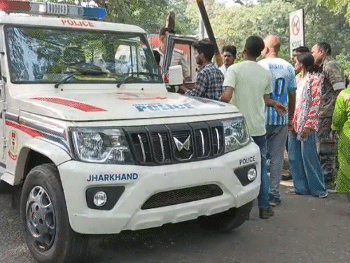 युवती को ब्लैकमेल करने वाला युवक पकड़ाया:जमशेदपुर जुबिली पार्क के पास युवती ने आरोपी को पकड़ा, पुलिस ने हिरासत में लिया