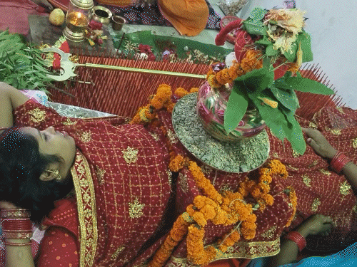 समस्तीपुर में 2516 कीलों पर लेटकर मां की आराधना:सीने पर 3 किलो का कलश, नवरात्र के पहले दिन से छोड़ा अन्न-पानी