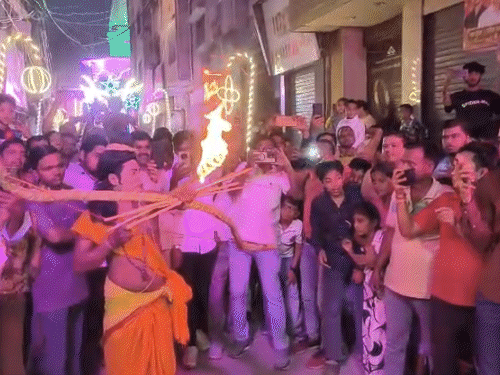 आजमगढ़ की कल की 5 बड़ी खबरें:राम ने रावण को अग्निबाण मारा, बस ने सिपाही को मारी टक्कर; अश्लील गाना गाने वाले गिरफ्तार