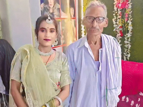 75 साल के रामसुघर-रीना के रिश्ते में नया मोड़:बेटी राधा बोली- पेंशन हड़पने के लिए किया ड्रामा; रीना ने कहा- उसके कहने पर बनाए वीडियो