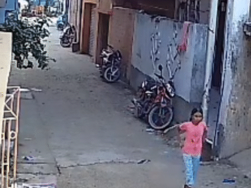पटना- चौथी मंजिल से गिरकर महिला की मौत,हत्या या हादसा?:CCTV में घटना कैद, घर पर अकेली थी; बेटी बोली- मां की तबीयत ठीक नहीं थी