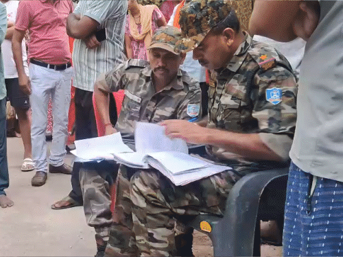 धनबाद में घर के अंदर गमछे से लटका मिला युवक:मौत के कारणों का अब तक नहीं चला पता, पोस्टमार्टम के लिए बॉडी भेजा गया