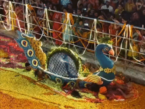 बेगूसराय में राधा-कृष्ण की मयूर नौका पर सवारी:25 क्विंटल फूलों से सजा सरोवर, रंगीन रोशनियों ने भी किया आकर्षित; वृंदावन जैसा दिखा नजारा