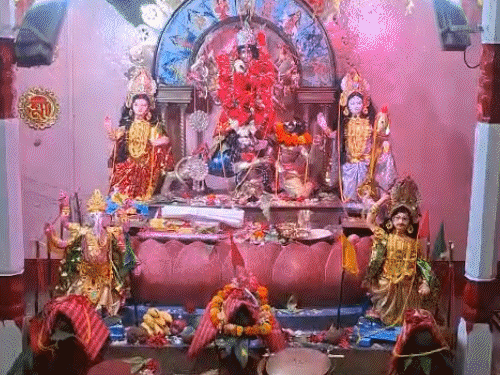 पाकुड़ के 250 साल पुराने सिंहवाहिनी मंदिर में दुर्गा पूजा:भक्तों की भीड़ उमड़ी, राजशाही काल से होती है पूजा; 1947 में बदली तांत्रिक से वैष्णवी रीति
