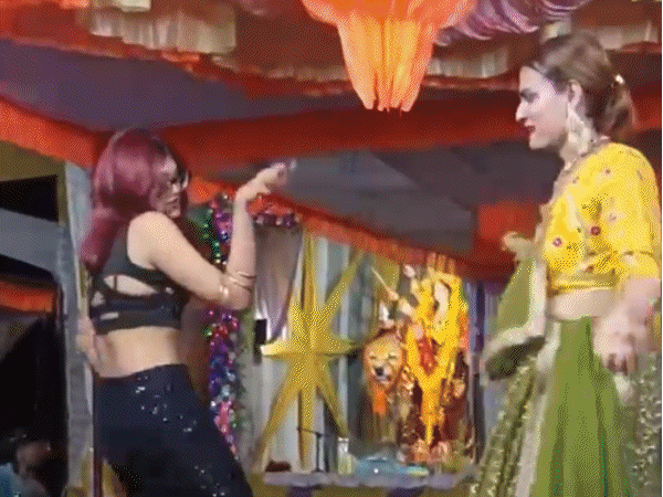 भोपाल में दुर्गा पंडाल के सामने किन्नरों का डांस:जय मां भवानी हिंदू संगठन ने कहा- धार्मिक आयोजनों में अश्लीलता बर्दाश्त नहीं करेंगे