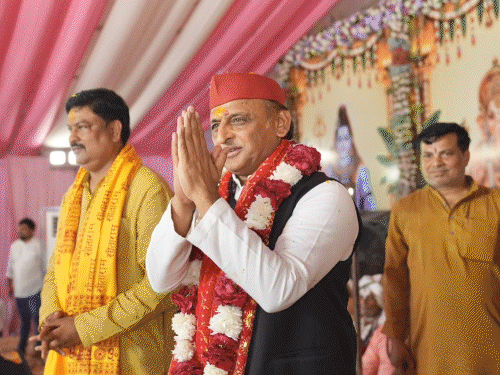 अयोध्या पहुंचे अखिलेश, मगर राम मंदिर नहीं गए:ब्रजेश पाठक बोले- सपा के हाथ कारसेवकों के खून से रंगे; कई संत भी भड़के, VIDEO