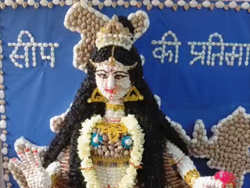 25KG गरम मसाला से बनी मां की प्रतिमा:5000 बिंदी, 1500 आईने से सोलह श्रृंगार; पटना में कई अनोखे रूप में सजीं देवी