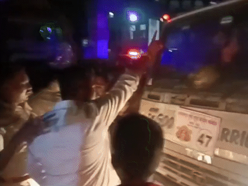 जमशेदपुर में विसर्जन के दौरान आतिशबाजी पर विवाद:2 घायल, मारपीट के बाद थाने के सामने प्रतिमा रख कर किया सड़क जाम