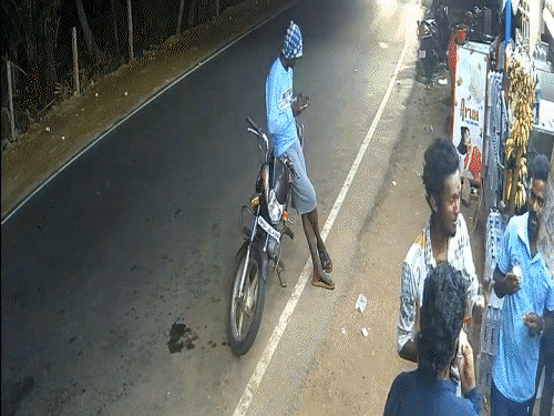 तमिलनाडु में हिट एंड रन, VIDEO:तेज रफ्तार कार ने खड़ी बाइक को टक्कर मारी, मोबाइल देख रहा सवार बच गया