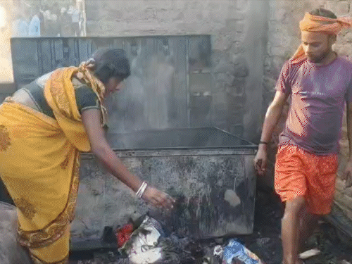 ‘सब कुछ खत्म हो गया बाबू, अब कहां जाएंगे’:कटिहार में आग से 10 घर जलकर राख, बेटी की शादी को रखे 12 लाख रुपये