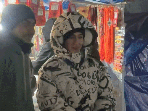 सारा अली खान-3 दिन से केदारनाथ में कर रहीं आरती:दोस्तों के साथ बनाई रील; लोगों के साथ पी चाय, बोलीं- बाबा का धाम मेरा घर