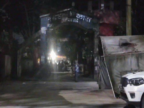 धनबाद जेल में प्रशासन की छापेमारी:कागजों पर मिले मोबाइल नंबर, कैदियों के पास ड्राईफ्रूट्स; मेडिकल वार्ड में 40 भर्ती