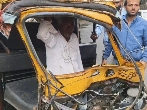 लातेहार में स्कॉर्पियो-ऑटो की जोरदार टक्कर,4 घायल:2 की हालत गंभीर, सब्जी बेचकर घर लौट रहे थे सभी, रिम्स रेफर