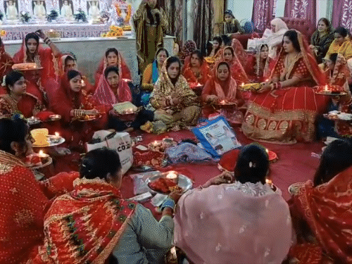 100 पंजाबी महिलाओं ने एक साथ की करवा चौथ पूजा:लाल जोड़े, सोलह शृंगार-हाथों में चूड़ियां, पति की लंबी उम्र के लिए की कामना