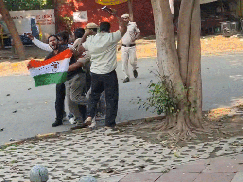 CJP नेता आशुतोष रांका और सौरव दास हिरासत में:जंतर-मंतर पर तिरंगा लहरा रहे थे; सरकार ने कल से ही यहां प्रदर्शन बैन किया