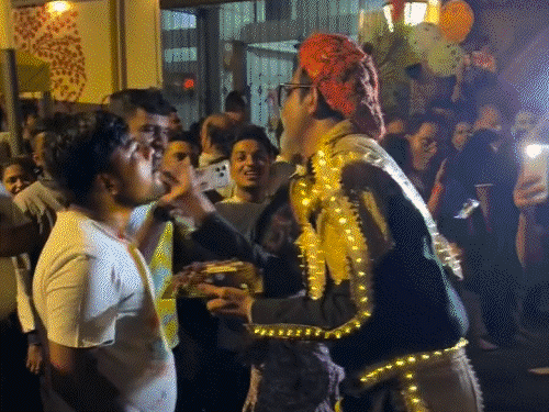 अमिताभ बच्चन के जन्मदिन पर घर के बाहर जुटे फैंस:पोस्टर लेकर पहुंचे, केक बांटकर मनाया जश्न; ढोल-नगाड़ों पर किया डांस