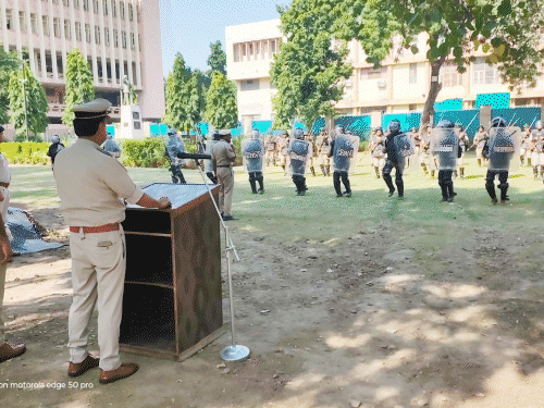 डीआईजी STF ने कानून व्यवस्था की तैयारियों का लिया जायजा:पुलिस कंपनियों की तैयारियों को भी परखा; शहर की सुरक्षा स्थिति पर की चर्चा