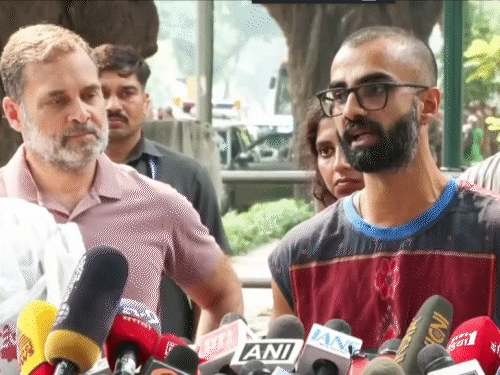 प्रदर्शन में घायल हुए युवाओं को लेकर पहुंचे राहुल:छात्रा बोली- महिलाओं को भी पीटा गया, पुलिस से मैंने कहा- यह कुरुक्षेत्र का युद्ध, हमें जीतना होगा