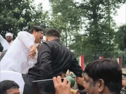 तेजस्वी बैरिकेड पर चढ़े, सपा कार्यकर्ता घड़ा लेकर पहुंचे:SIR के खिलाफ देशभर में विपक्ष का प्रदर्शन; 3 दिन के 26 PHOTO-VIDEOS