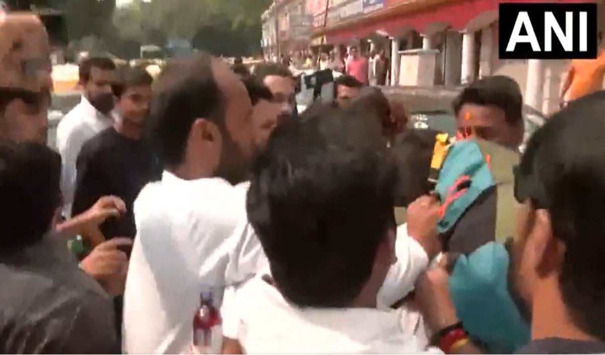 मोदी के समर्थन में नारेबाजी पर भड़के कांग्रेस कार्यकर्ता, कश्मीरी युवक की कर दी पिटाई, बीजेपी आग बबूला