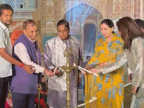 आमेर किले के शाही आंगन में मॉडल्स की रैम्पवॉक:परिधानों और गहनों में दिखी भव्यता और राजस्थान की विरासत; 150 मॉडल्स ने की वॉक