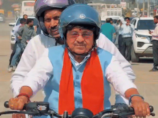 इंदौर में बुलेट पर निकले विजयवर्गीय, पीछे बैठे सिलावट:बोले- MP का पहला ऐसा डबलडेकर ब्रिज; 28 को सीएम करेंगे दूसरी भुजा का लोकार्पण