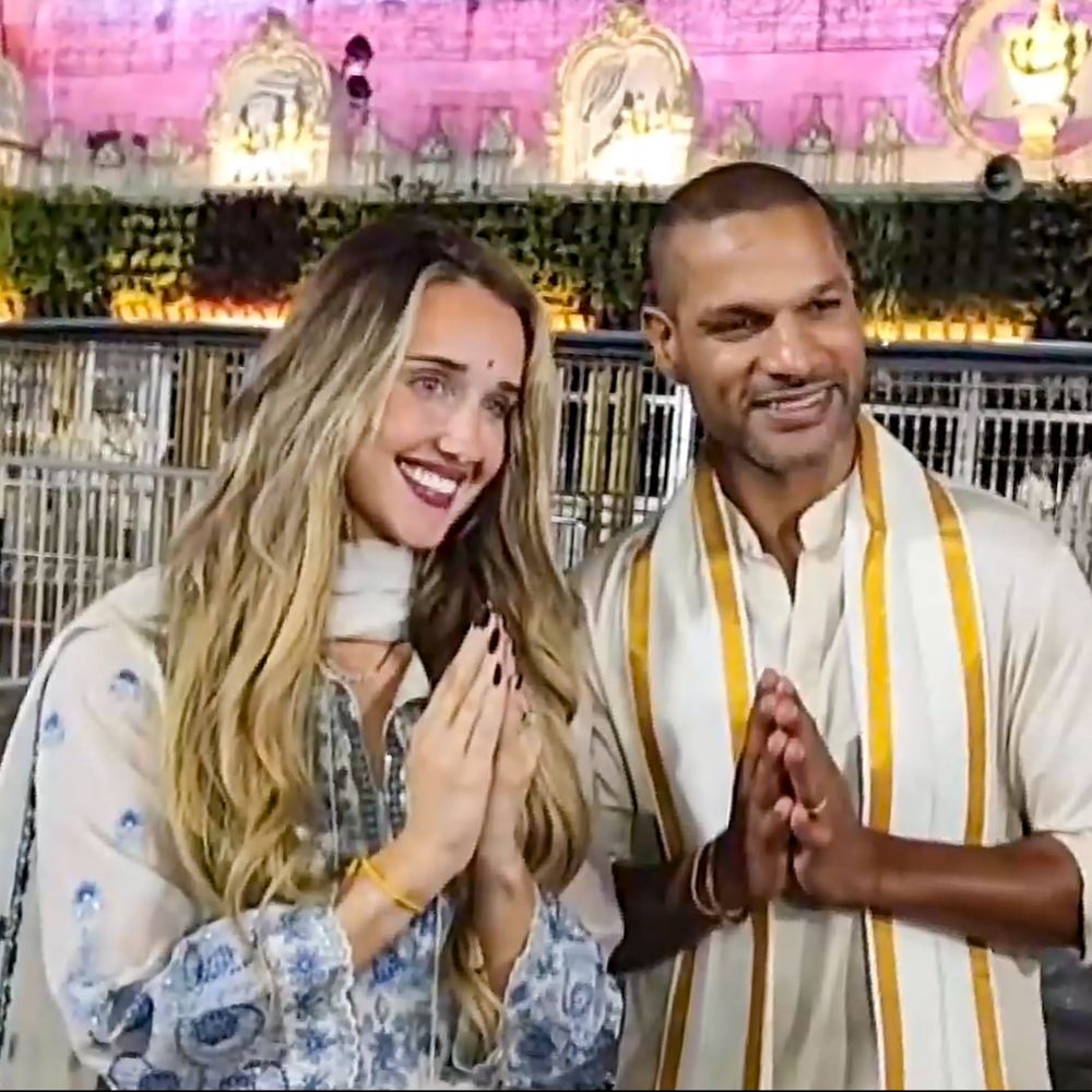 शिखर धवन पत्नी सोफी शाइन संग तिरुमला पहुंचे:फरवरी में शादी हुई थी; पूजा के बाद बोले- व्यवस्थाओं से खुश हूं