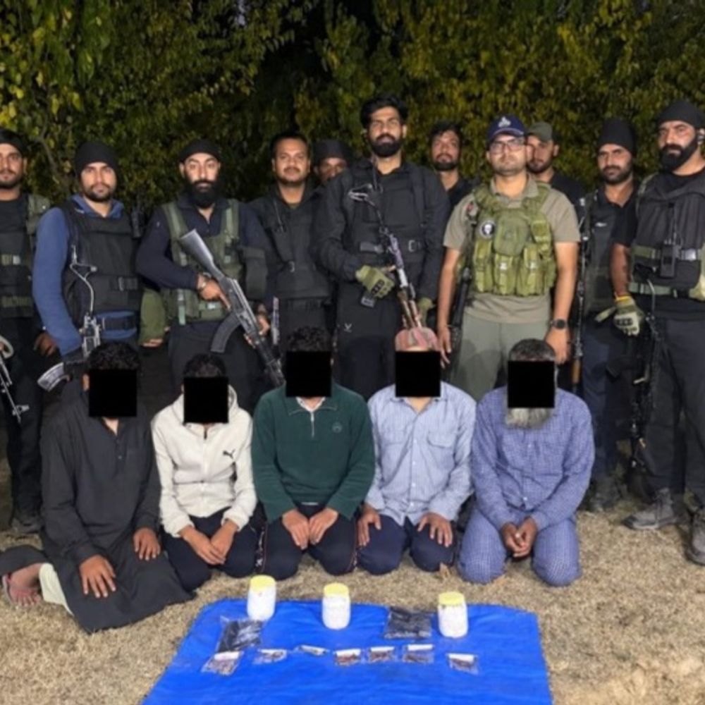 कश्मीर के कुलगाम में 5 आतंकी गिरफ्तार:2 पिस्तौल और 3 ग्रेनेड बरामद भी जब्त, 45 दिनों में 16 आतंकी पकड़ाए