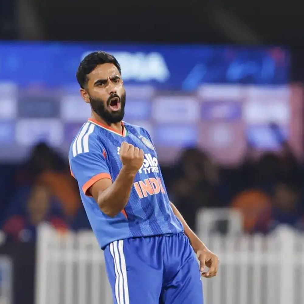 बल्लेबाज की सोच पढ़कर विकेट निकालते हैं नमन धीर:टी-20 इंटरनेशनल में 5 विकेट; डेब्यू पर छक्का खाने के बाद अगली गेंद पर विकेट लिया